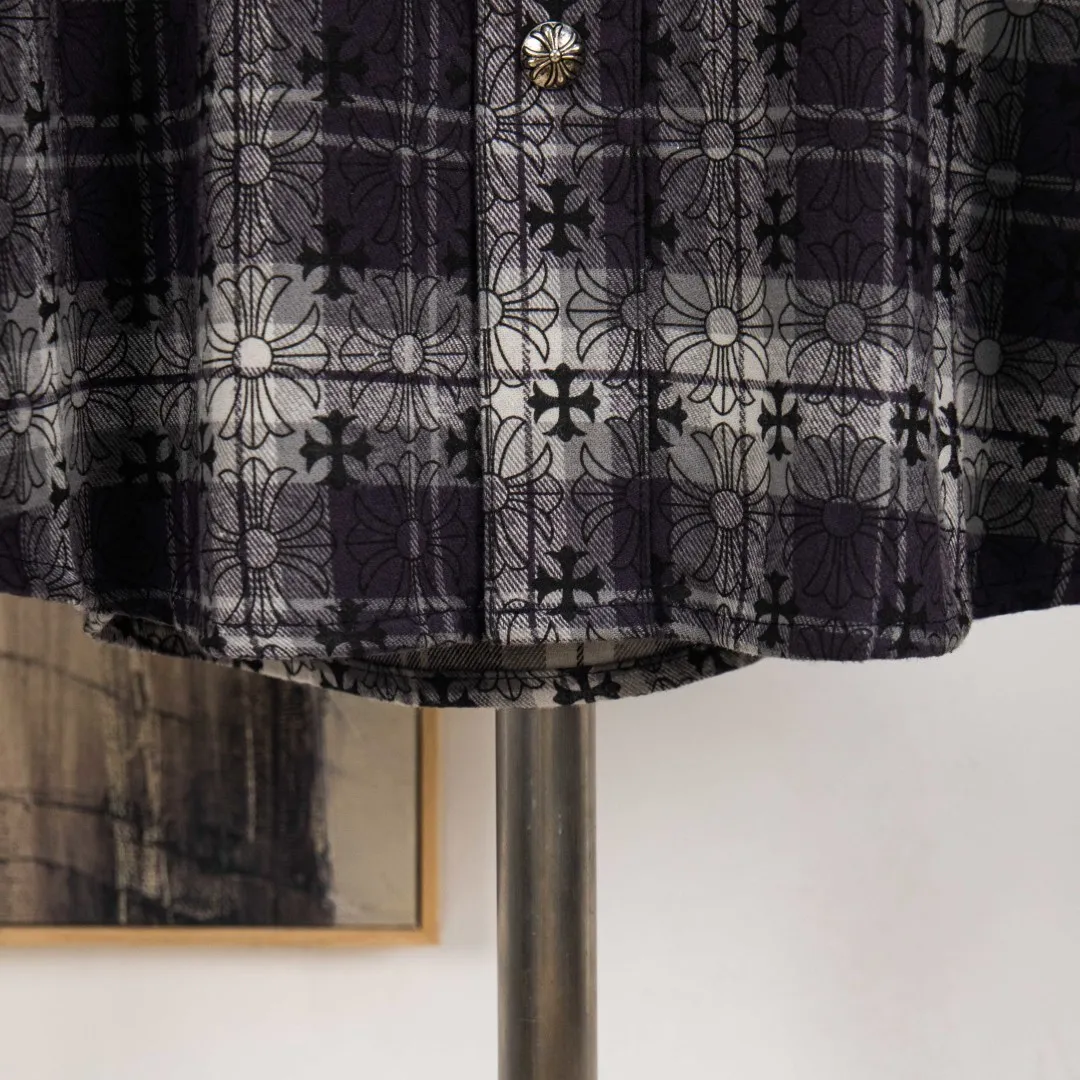 P280 💰zp version [Exclusive supply] Chrome Hearts classic cashew flower cross all-over printed jacquard long-sleeved top couple casual shirt 1️⃣Customized original jacquard fabric, high-quality pure cotton jacquard plaid fabric, soft and comfortable to the touch, a very high-quality fabric! 2️⃣The details of the workmanship are perfectly controlled. The lining is made of vest hemming, and the cuffs are made of double cross leather labels. It is different from the ordinary version. The collar is also designed with interlining, which shows high-end fashion and personality. The style is fashionable, simple and elegant, and it is a very versatile jacket! 4⃣️Complete accessories, all customized with original versions! Same style for men and women Color: cashew black Size: S M L XL Number: SG10484